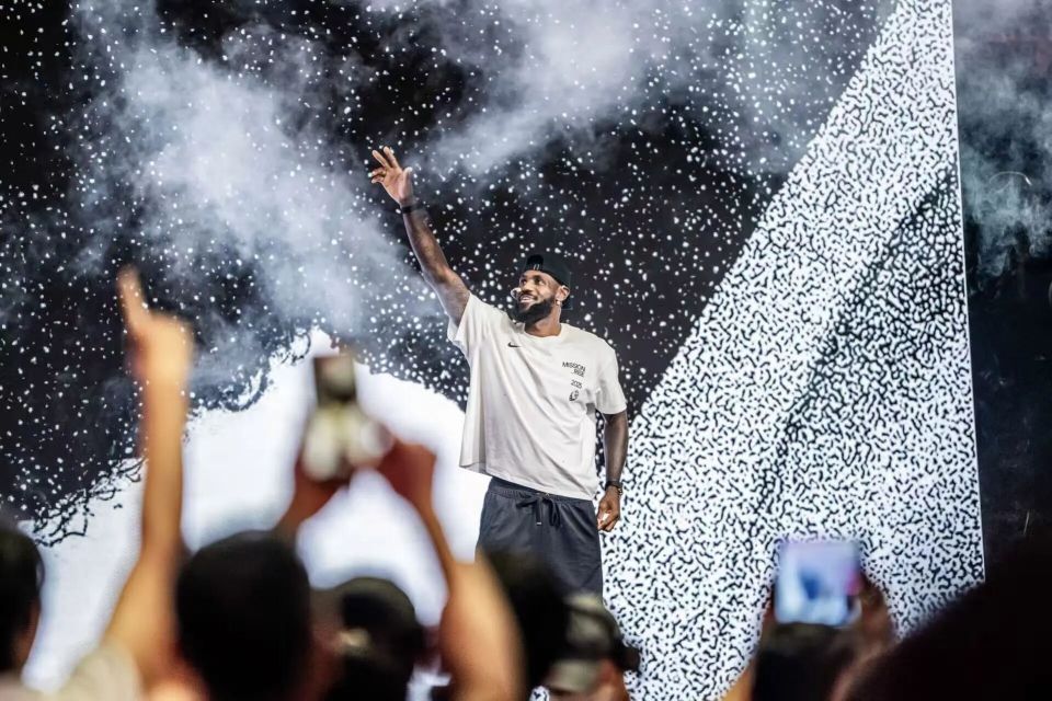 随后他又现, 压轴环节, 姆斯在署名